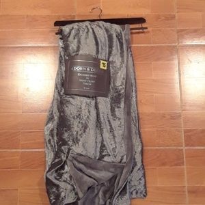 Crushed/shiny throw blanket